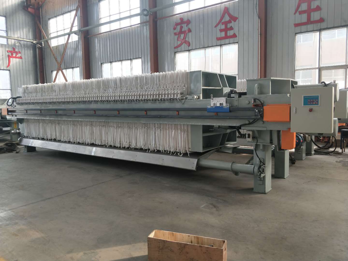 當壓濾機濾板壓力小于正常數(shù)量時，禁止開始操作